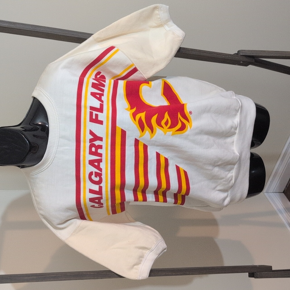 NHL | NWT Vintage 80s Calgary Flames Women's Short Puffed Sleeve Sweatshirt